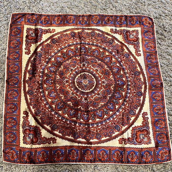 Vintage Gorgeous printed scarf hand stitched silky feel excellent condition - Picture 3 of 11